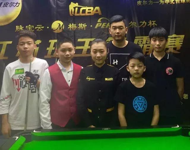 这位年轻选 这位年轻选